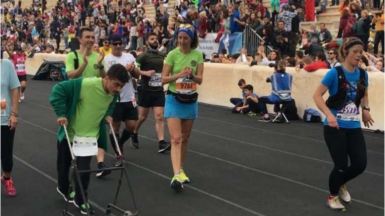 Ο συγκλονιστικός τερματισμός στον 35ο Μαραθώνιο που κάνει τον γύρο του διαδικτύου – ΒΙΝΤΕΟ