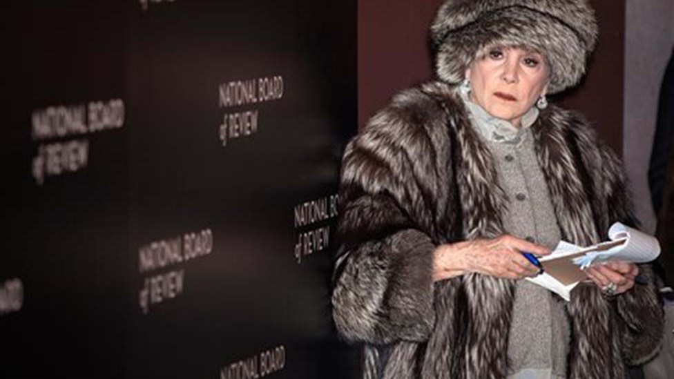 Πέθανε η “βασίλισσα” του gossip – Ποια θρυλικά ειδύλλια διασήμων είχε αποκαλύψει