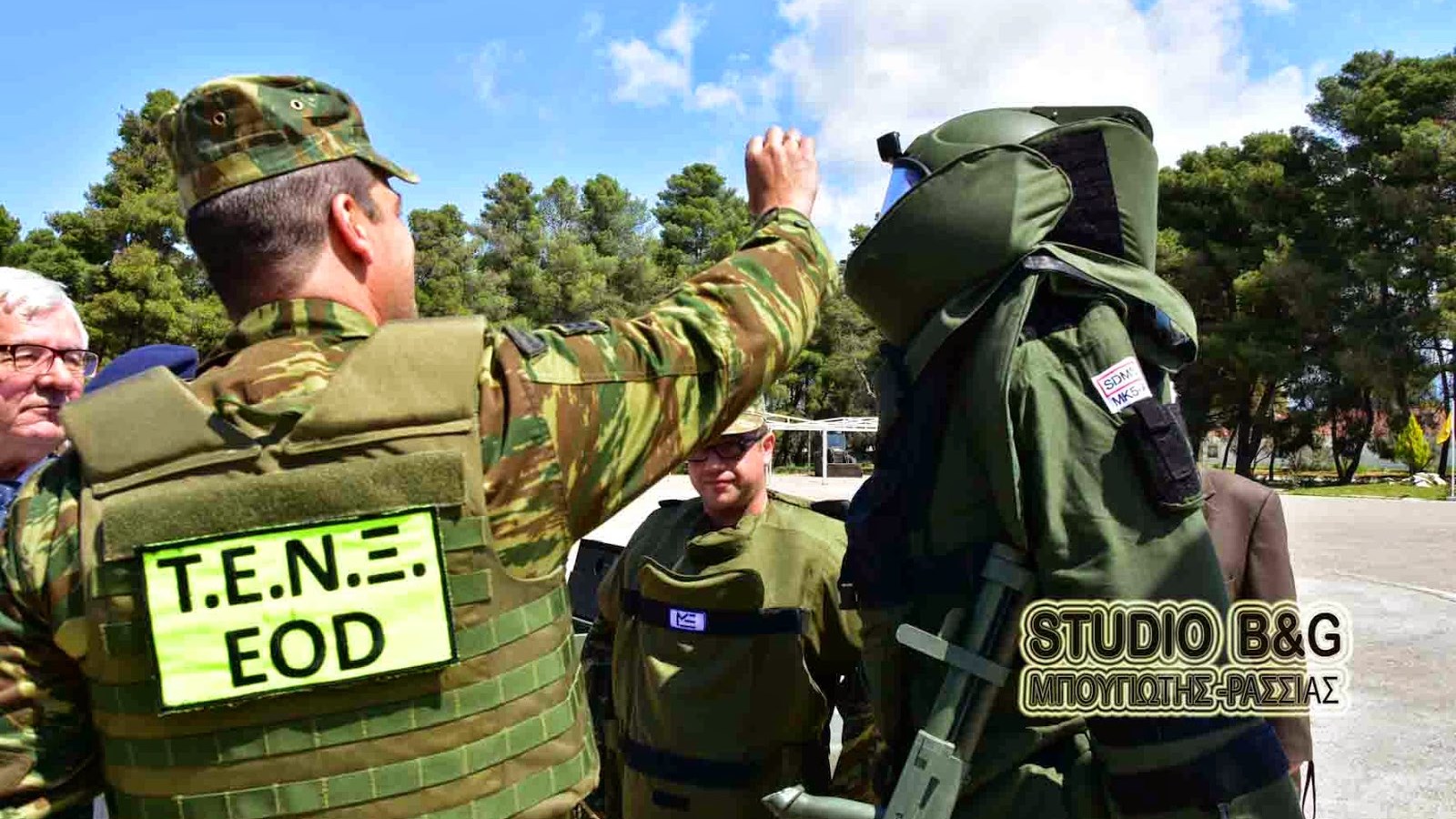 Βρήκε βλήματα από τον πόλεμο του ’40 και τα έκανε… πασσάλους για να περιφράξει το κτήμα του