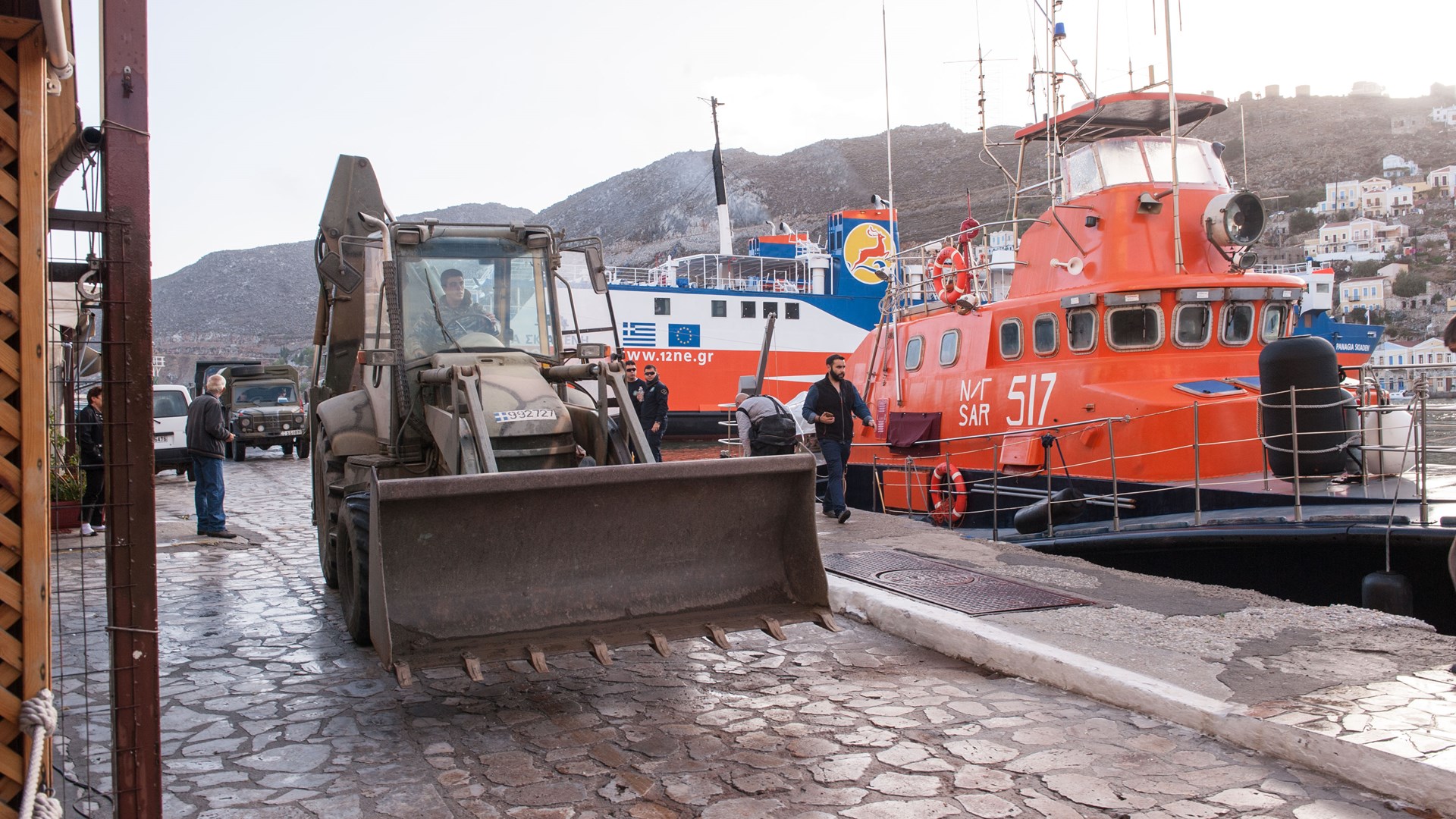 Μηχανήματα των Ενόπλων Δυνάμεων και στρατιώτες επιχειρούν στη Σύμη – ΦΩΤΟ