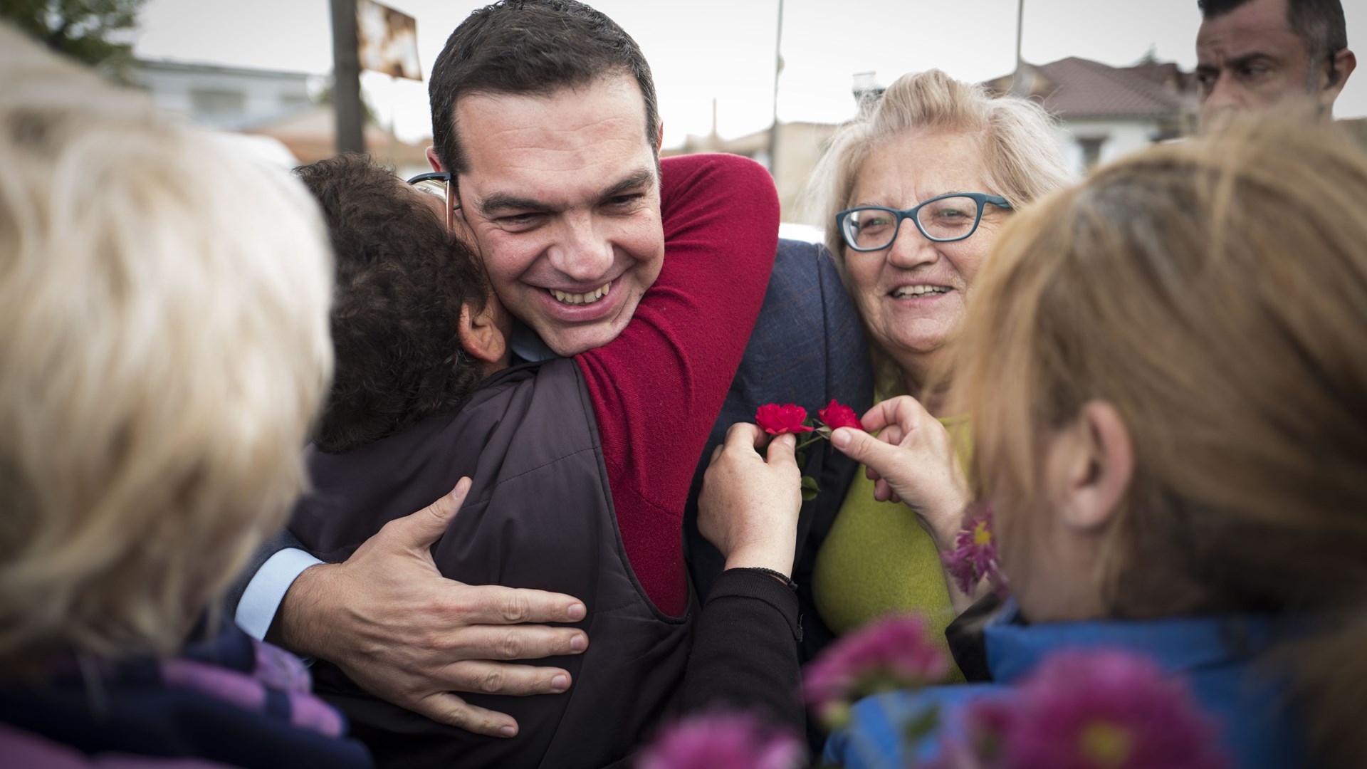 Με λουλούδια υποδέχθηκαν τον πρωθυπουργό πολίτες της Θράκης – ΦΩΤΟ