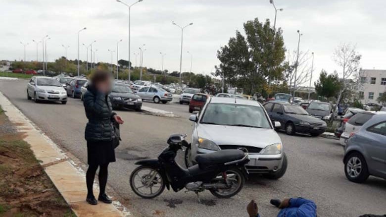 Έγινε τροχαίο στο προαύλιο νοσοκομείου και το ασθενοφόρο ήρθε ένα τέταρτο μετά