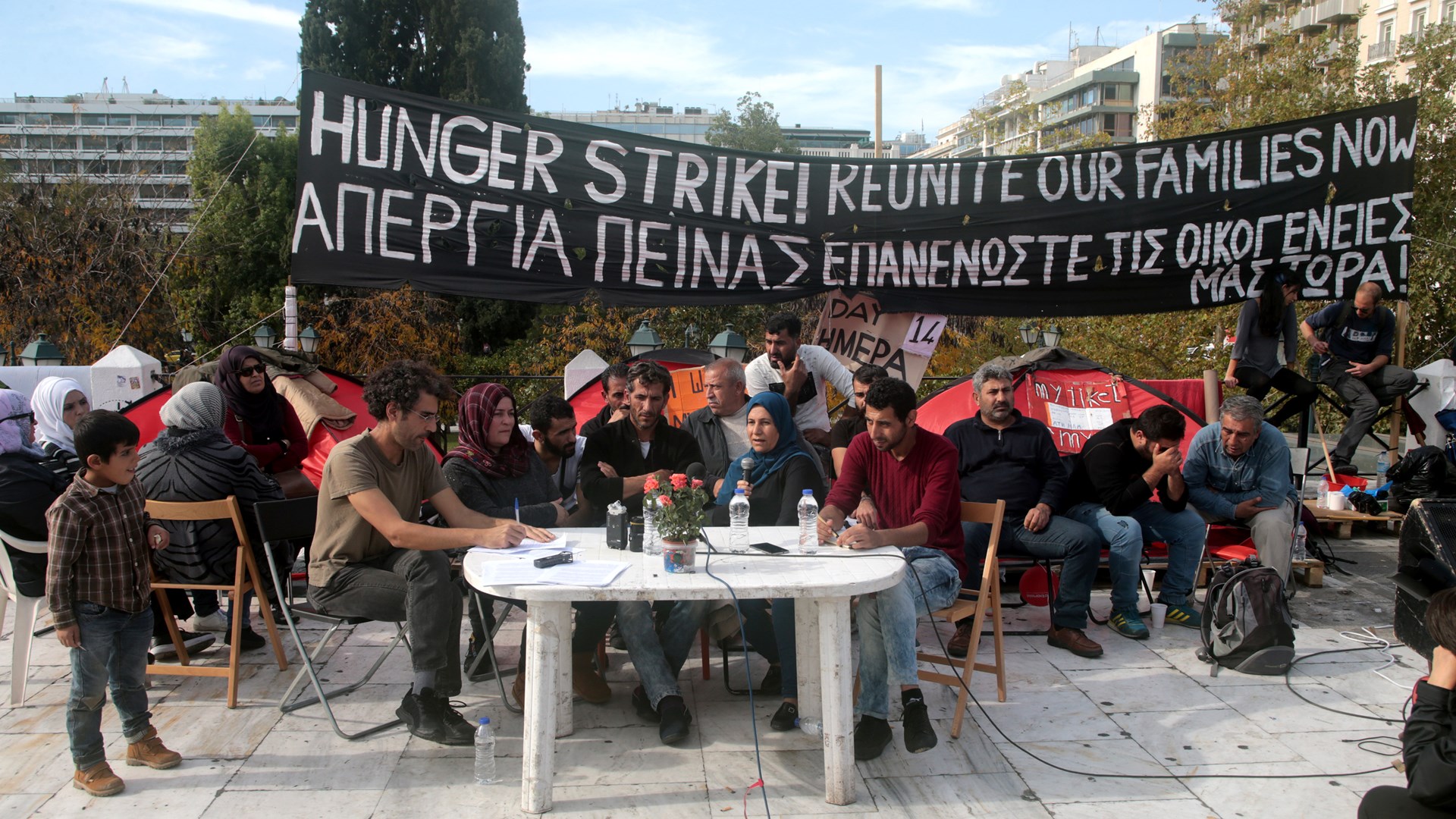 Σταμάτησαν την απεργία πείνας οι πρόσφυγες που είχαν κατασκηνώσει στο Σύνταγμα – ΦΩΤΟ