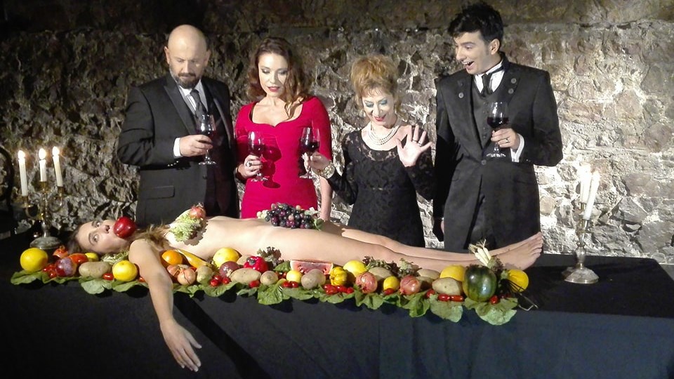 Η γερή ομάδα του…Φακέλου Ρίτα Χέιγουορθ ποζάρει στο enikos.gr