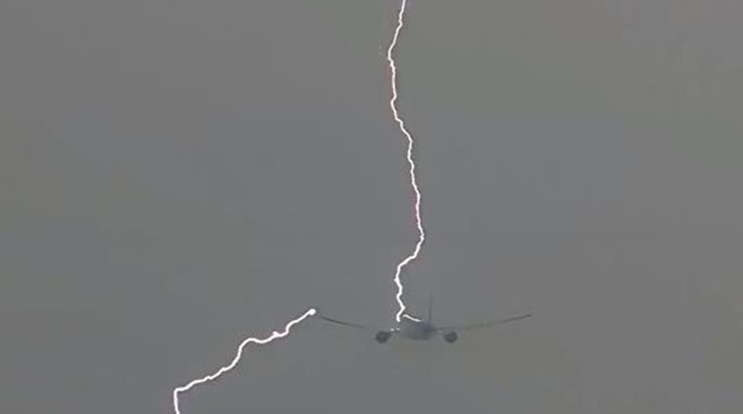 Συγκλονιστικό βίντεο – Κεραυνός χτυπά αεροπλάνο εν πτήσει