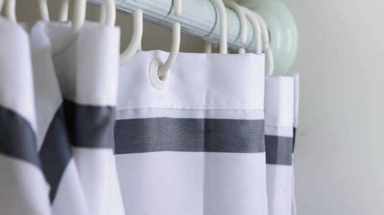 Πως να καθαρίσετε εύκολα την κουρτίνα του μπάνιου