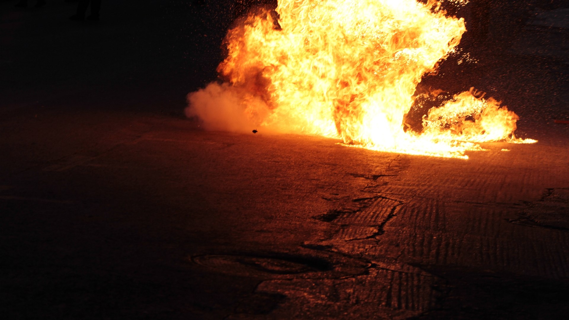Επιθέσεις με μολότοφ εναντίον των ΜΑΤ τα ξημερώματα στο Πολυτεχνείο