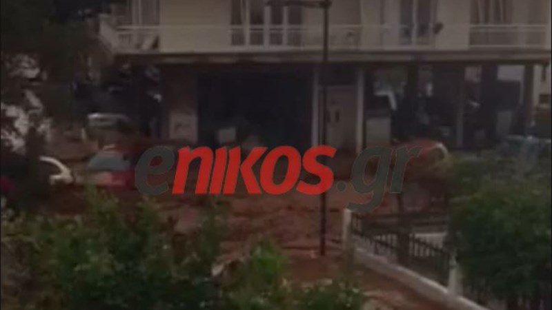 Σοκαριστικές εικόνες από τον ορμητικό χείμαρρο στη Μάνδρα Αττικής – ΒΙΝΤΕΟ