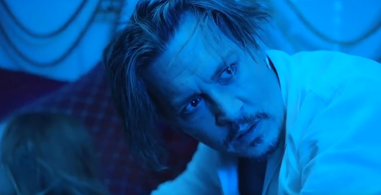 Στο κρεβάτι με δύο μοντέλα ο Τζόνι Ντεπ – ΒΙΝΤΕΟ