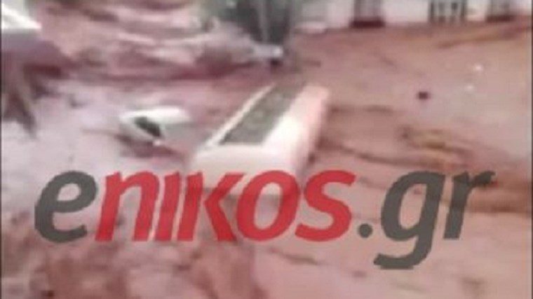 Βίντεο-σοκ αναγνώστη από τη Μάνδρα – Τα ορμητικά νερά “καταπίνουν” βυτιοφόρο