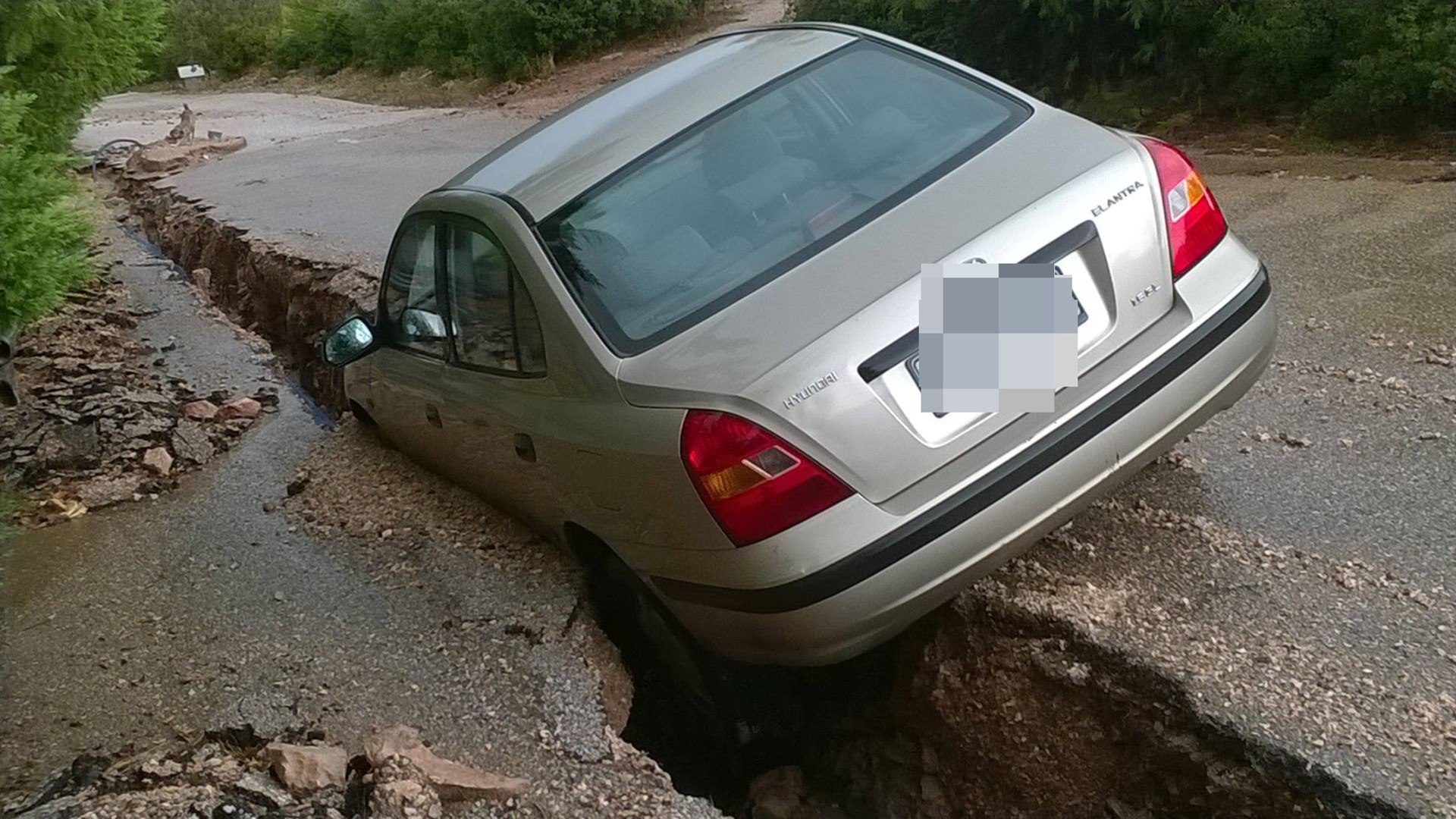 Άνοιξε στα δύο ο δρόμος στη Μάνδρα – ΦΩΤΟ