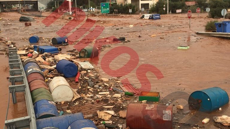 Στην Μάνδρα βρίσκεται κυβερνητικό κλιμάκιο για τον συντονισμό των επιχειρήσεων