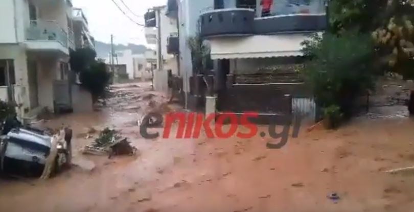 Οι προσπάθειες των πυροσβεστών να προσεγγίσουν εγκλωβισμένους – ΒΙΝΤΕΟ αναγνώστη