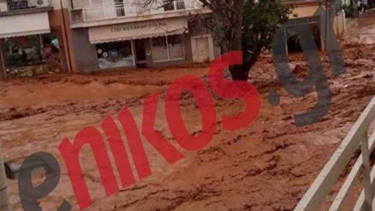 Επιχείρηση απεγκλωβισμού κατάκοιτου ηλικιωμένου στη Μάνδρα – ΤΩΡΑ