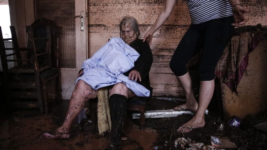 Η συγκλονιστική στιγμή της διάσωσης ηλικιωμένης γυναίκας στη Μάνδρα – ΦΩΤΟ