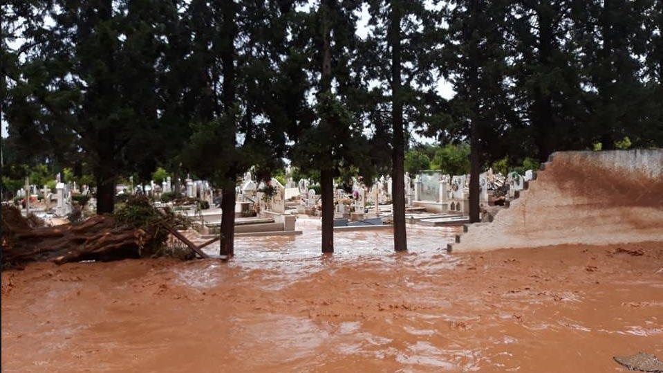 Κατέρρευσε από τα ορμητικά νερά ο μαντρότοιχος του νεκροταφείου στη Μάνδρα – ΦΩΤΟ