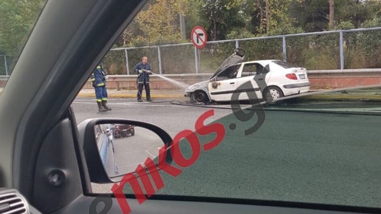 Φωτιά σε συμβατικό αυτοκίνητο της ΕΛ.ΑΣ. – ΦΩΤΟ αναγνώστη