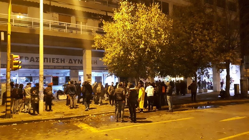 Θεσσαλονίκη: Πρόσφυγες έκλεισαν κεντρικό δρόμο απαιτώντας να κινηθούν προς τα σύνορα
