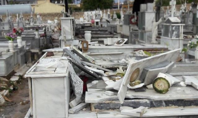 Άνοιξαν οι τάφοι από το χτύπημα ανεμοστρόβιλου στους Γαργαλιάνους – ΦΩΤΟ