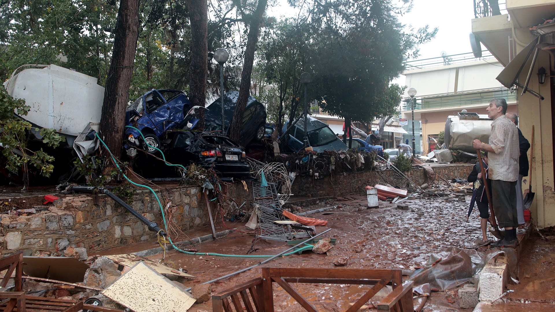38 συγκλονιστικά καρέ από τις φονικές πλημμύρες που έπληξαν την Δυτική Αττική – ΦΩΤΟ