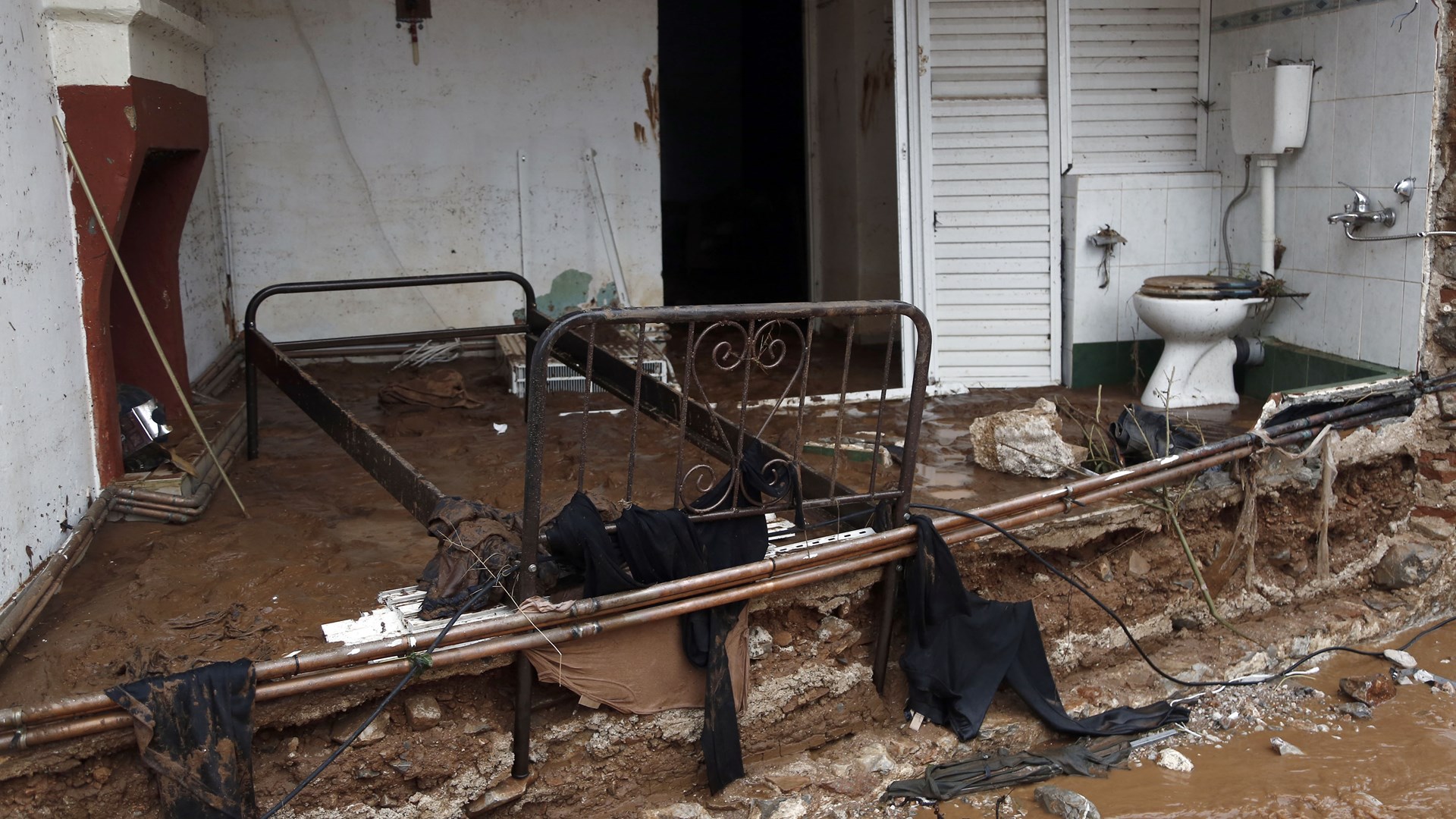 Καρέ – καρέ η επιχείρηση απεγκλωβισμού δύο γυναικών στη Μάνδρα – ΒΙΝΤΕΟ