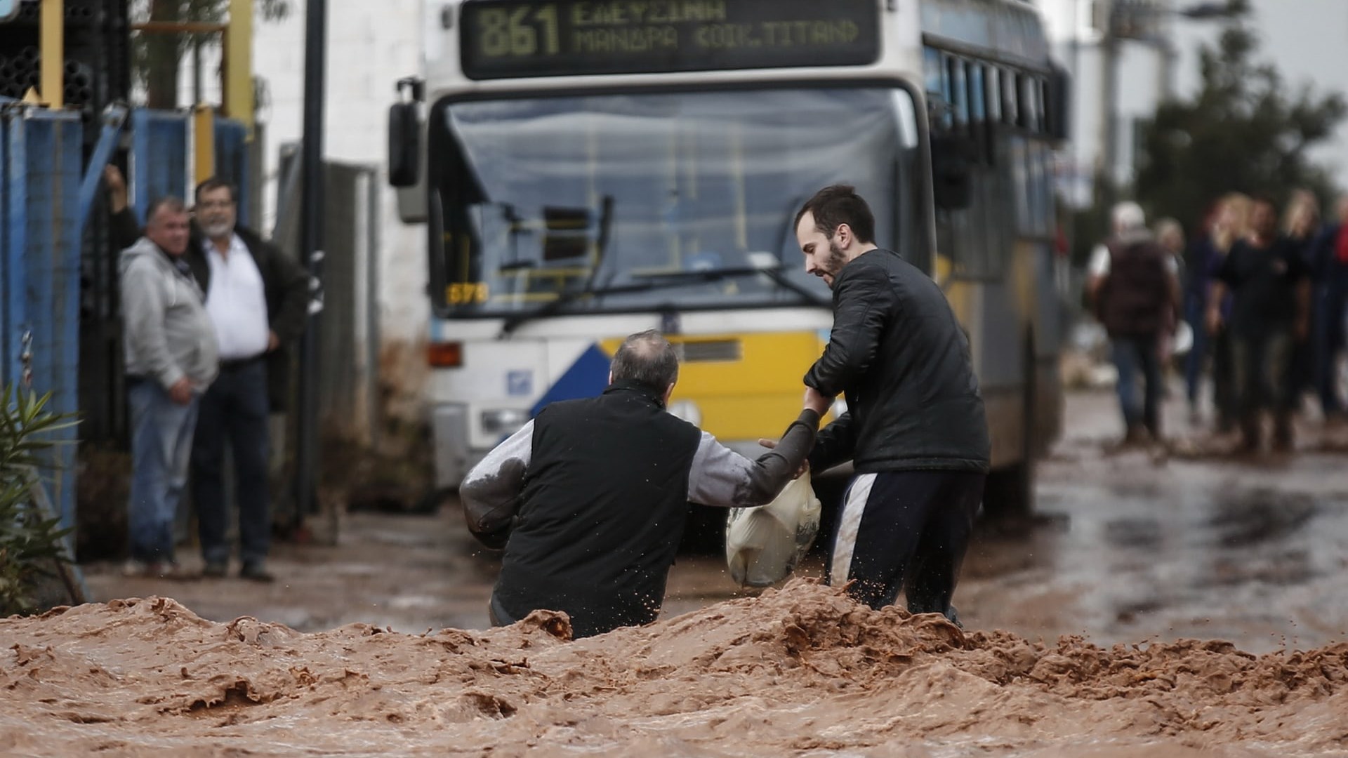 Guardian: H παράνομη δόμηση πάνω σε ρέματα συνέβαλε στην τραγωδία στη Δυτική Αττική