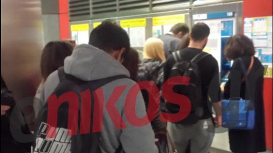 Ουρά στο σταθμό του μετρό στο Νομισματοκοπείο για το ηλεκτρονικό εισιτήριο – ΦΩΤΟ αναγνώστη