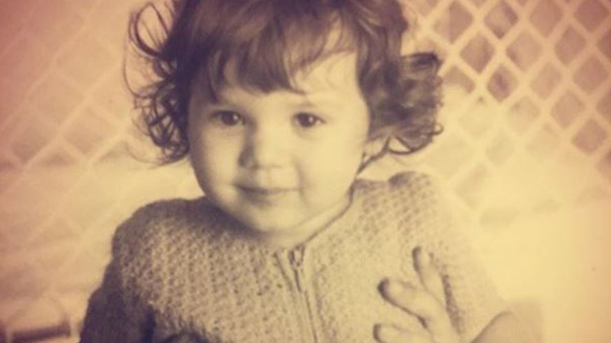 Αναγνωρίζετε το κοριτσάκι της φωτογραφίας; – Σήμερα είναι γνωστή ηθοποιός