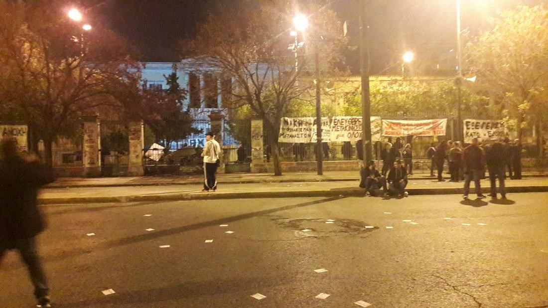 Έκαψαν κάδο έξω από το Πολυτεχνείο – Κλειστή η Πατησίων – ΤΩΡΑ