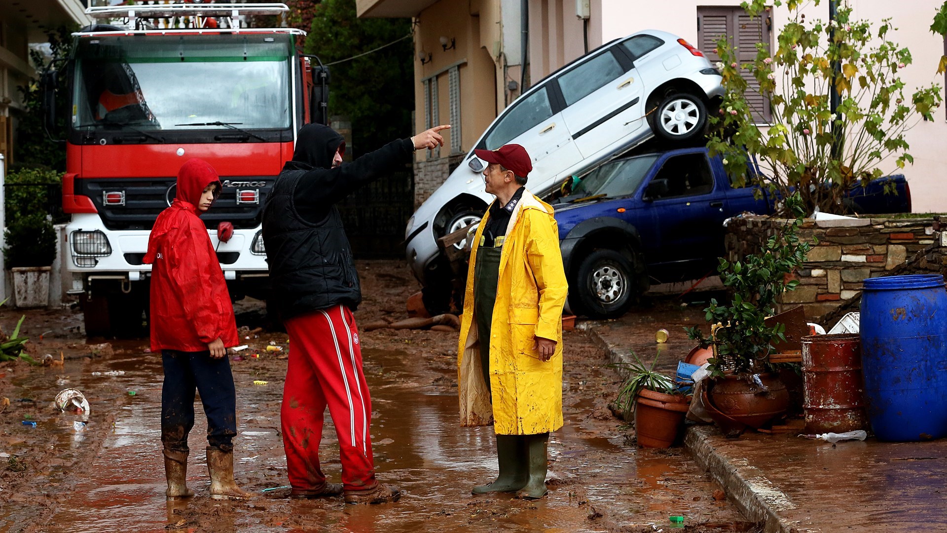 Αγωνία για τους τέσσερις αγνοούμενους στη Μάνδρα