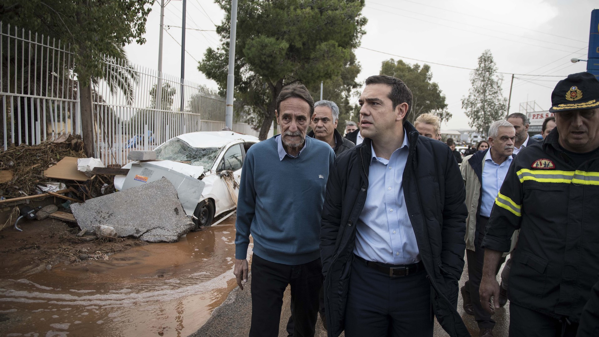 Τσίπρας:  Ζούμε ένα βαρύ πένθος και όλα τα άλλα έρχονται σε δεύτερη μοίρα