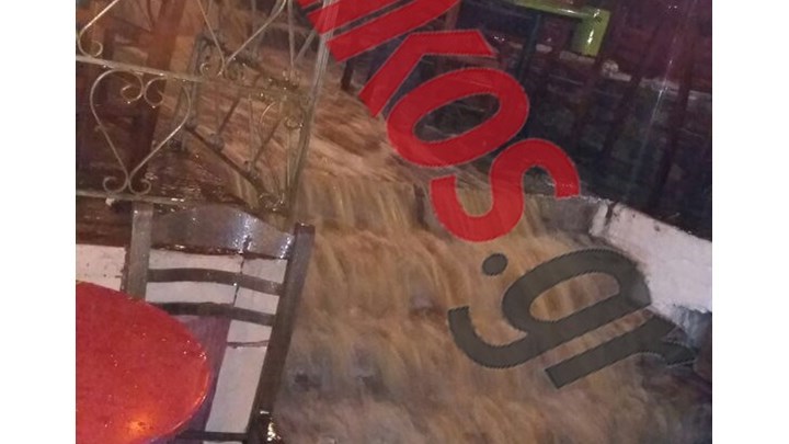 Σχηματίστηκε χείμαρρος μέσα σε ταβέρνα στην Πλάκα – ΦΩΤΟ