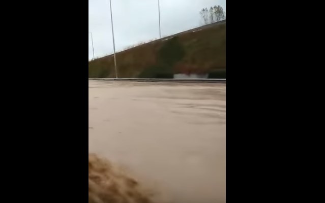 Σε λίμνη μετατράπηκε η Ε.Ο. Αθηνών-Θεσσαλονίκης – ΒΙΝΤΕΟ