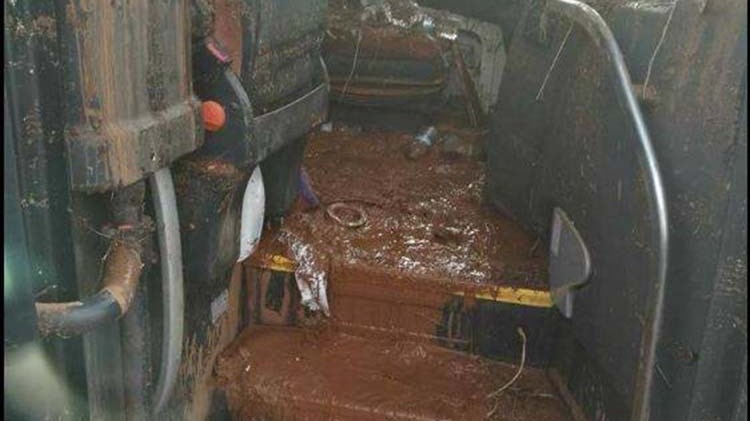 Συγκλονιστικές φωτογραφίες από το εσωτερικό λεωφορείου που παρασύρθηκε από τα νερά – ΦΩΤΟ