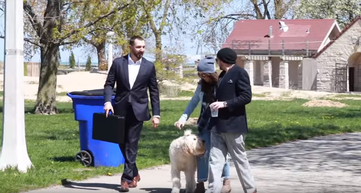 Κι αν σας πρόσφεραν 100.000 δολάρια για να αγοράσουν το αγαπημένο σας κατοικίδιο; – ΒΙΝΤΕΟ