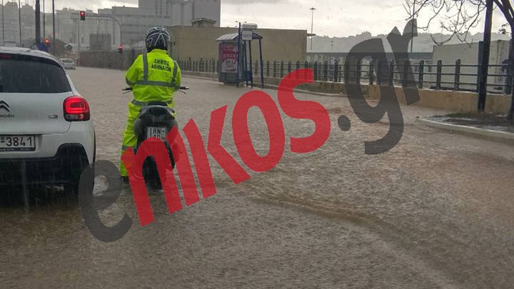 Ποτάμια οι δρόμοι στο Πέραμα – ΤΩΡΑ – ΦΩΤΟ αναγνώστη