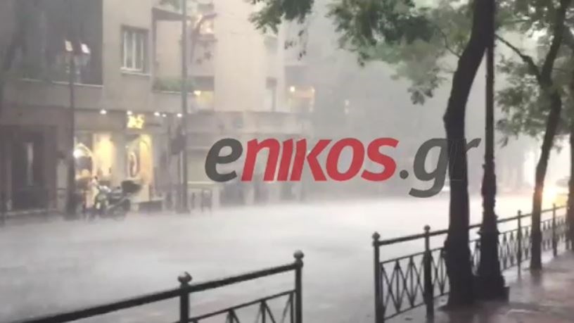 Σφοδρή βροχόπτωση στο κέντρο της Αθήνας – ΦΩΤΟ αναγνώστη