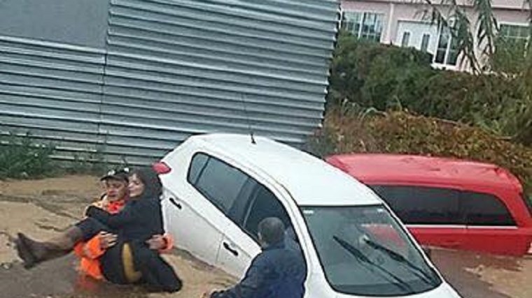 Η δραματική επιχείρηση απεγκλωβισμού γυναίκας από αυτοκίνητο που βουλιάζει στις λάσπες – ΦΩΤΟ