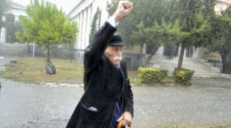 Υπό καταρρακτώδη βροχή και με υψωμένη γροθιά ο Γλέζος κατέθεσε λουλούδια στο Πολυτεχνείο – ΦΩΤΟ