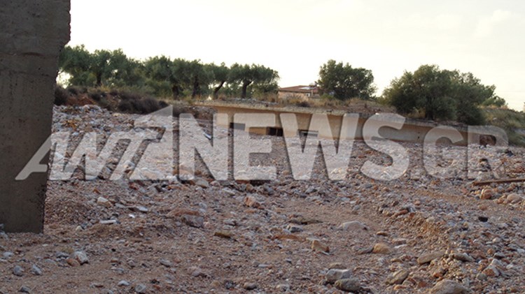 Σπίτι χτισμένο μέσα στο ρέμα της Νέας Περάμου – ΦΩΤΟ