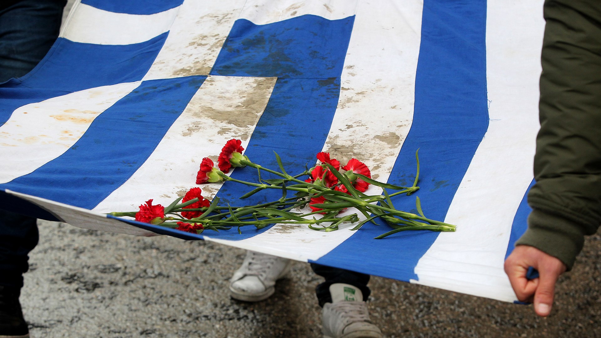 Η αιματοβαμμένη σημαία του Πολυτεχνείου στην κεφαλή της πορείας – ΦΩΤΟ – ΤΩΡΑ