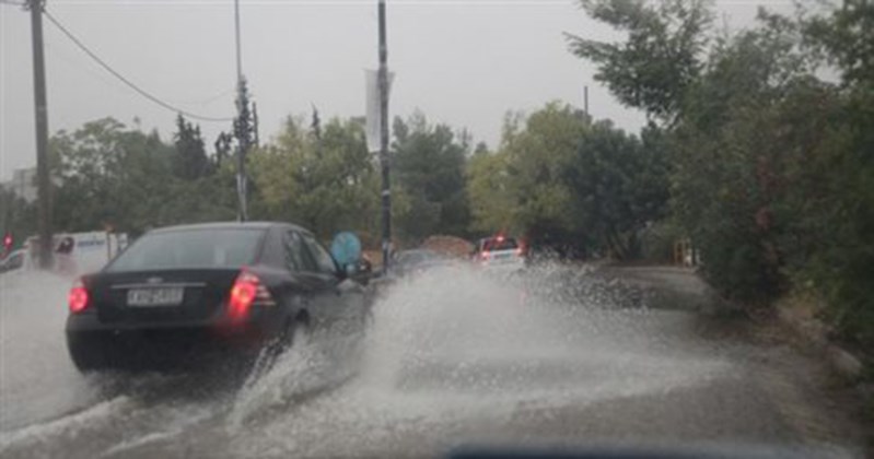 Ώρες αγωνίας για μία μητέρα με τρία παιδιά λόγω κακοκαιρίας στη Σαλαμίνα