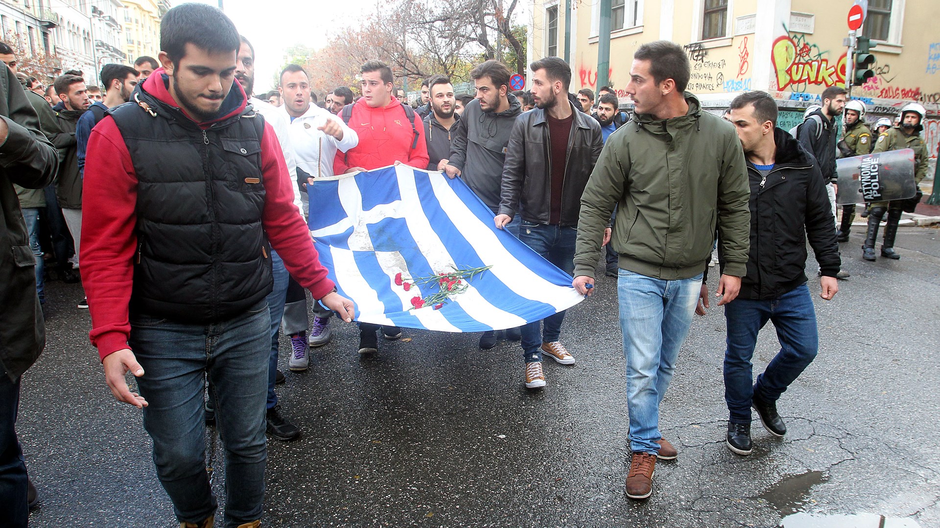 Σε εξέλιξη η πορεία για την επέτειο του Πολυτεχνείου – ΒΙΝΤΕΟ