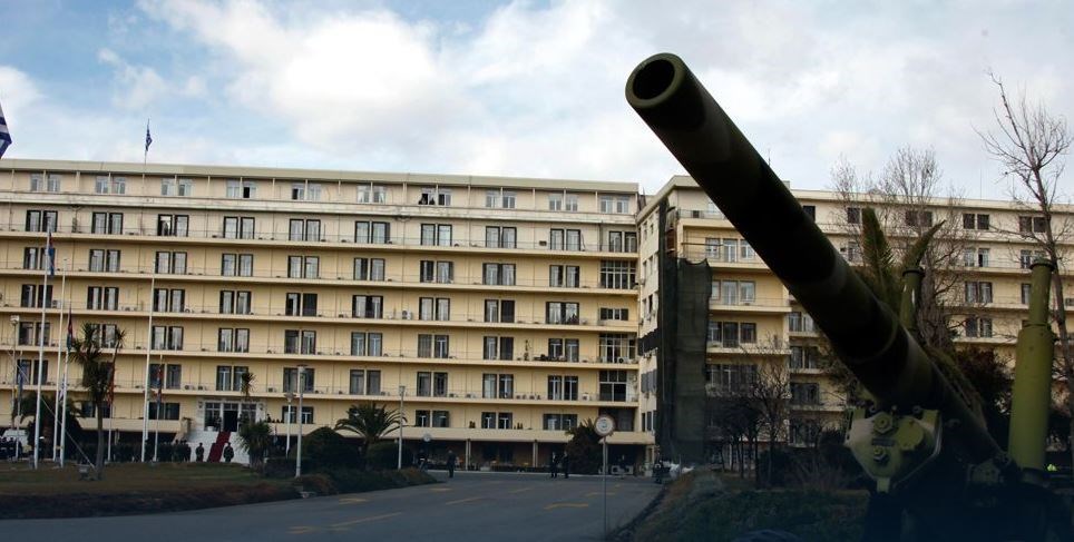 Μέχρι την πύλη του ΓΕΝ έφθασαν τα μέλη του Ρουβίκωνα