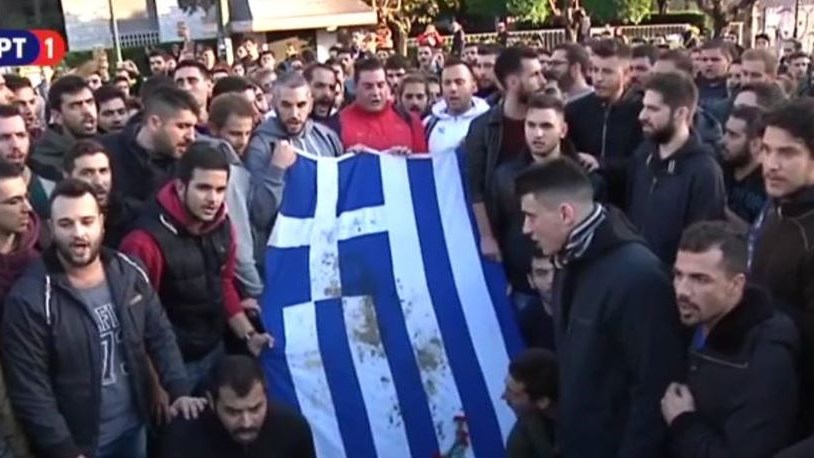 Η αιματοβαμμένη σημαία του Πολυτεχνείου έξω από την αμερικανική πρεσβεία – ΒΙΝΤΕΟ