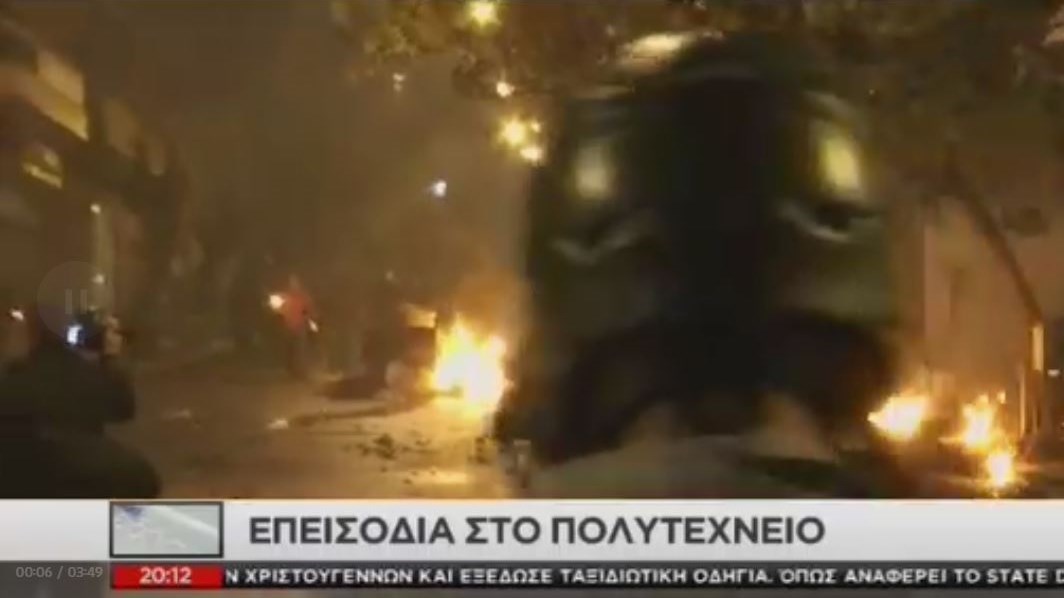 “Σκηνικό” πολέμου στα Εξάρχεια – Βροχή οι μολότοφ στην Τοσίτσα – ΒΙΝΤΕΟ