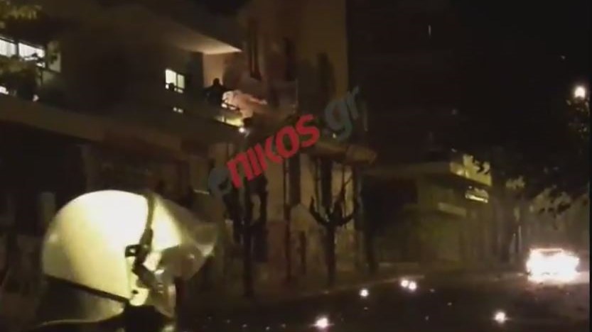Φωτιά σε κάδο απορριμμάτων στην οδό Τοσίτσα – ΒΙΝΤΕΟ – ΤΩΡΑ