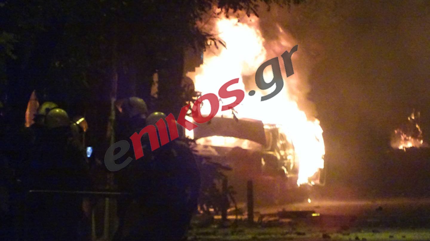 Η ΦΩΤΟ από το καμένο αυτοκίνητο στα Εξάρχεια – ΤΩΡΑ
