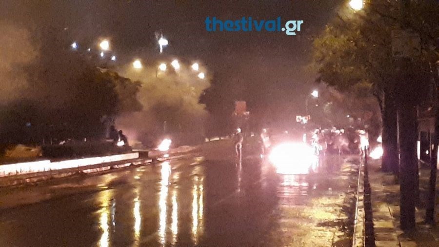 Βροχή από μολότοφ στη Θεσσαλονίκη – Κουκουλοφόροι τα έκαναν γυαλιά-καρφιά στο ΑΠΘ – BINTEO