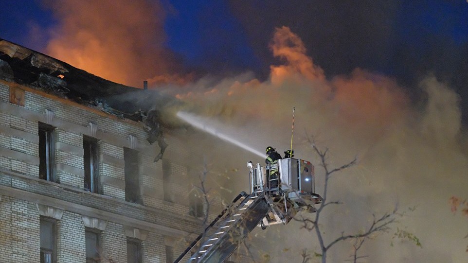 Νέα Υόρκη: Σε εξέλιξη η φωτιά στην 6ωροφη πολυκατοικία – ΦΩΤΟ ΚΑΙ ΒΙΝΤΕΟ